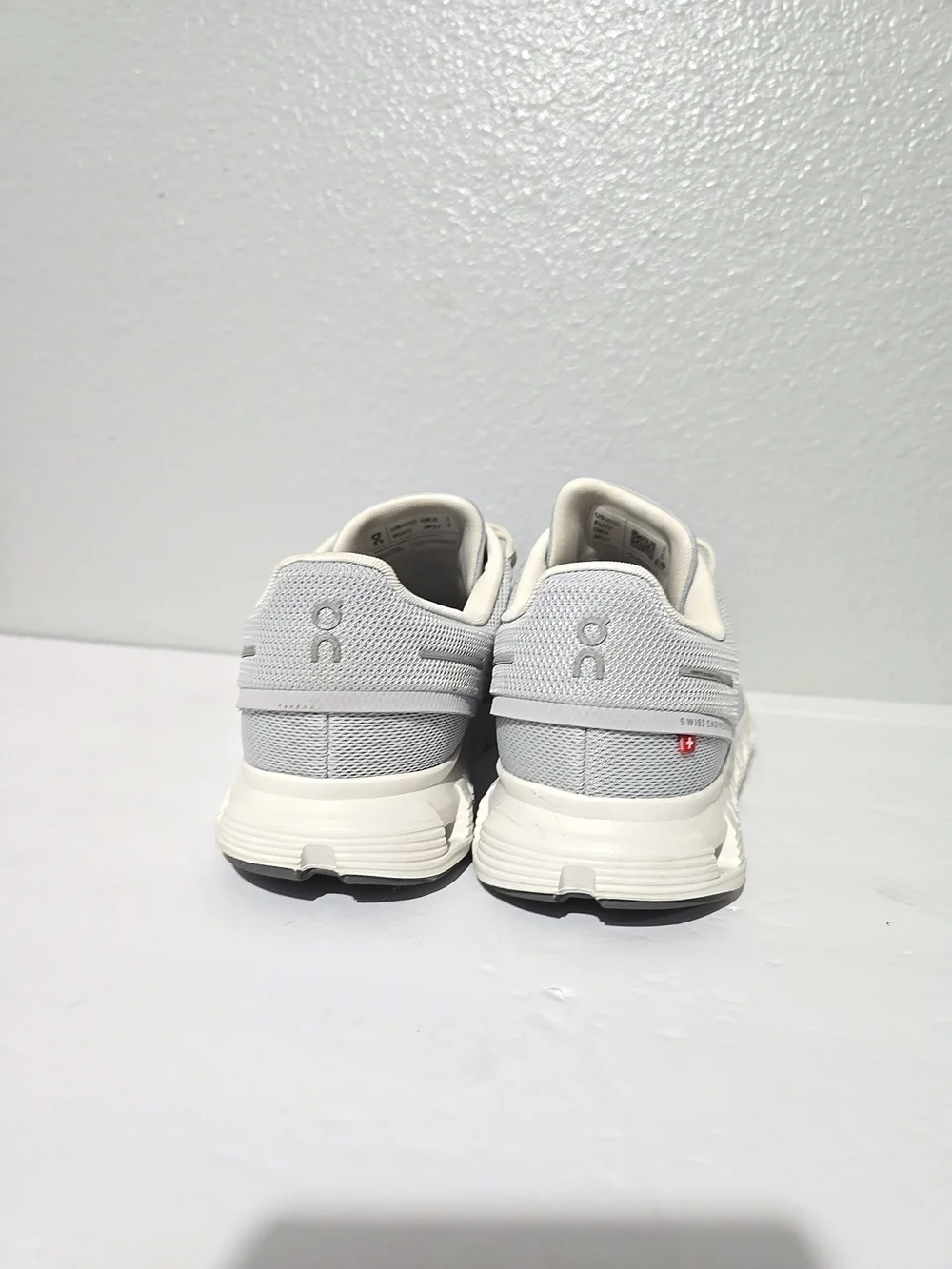 On Running Cloud 6 Running Shoes  Light Gray/White Women's Size 10